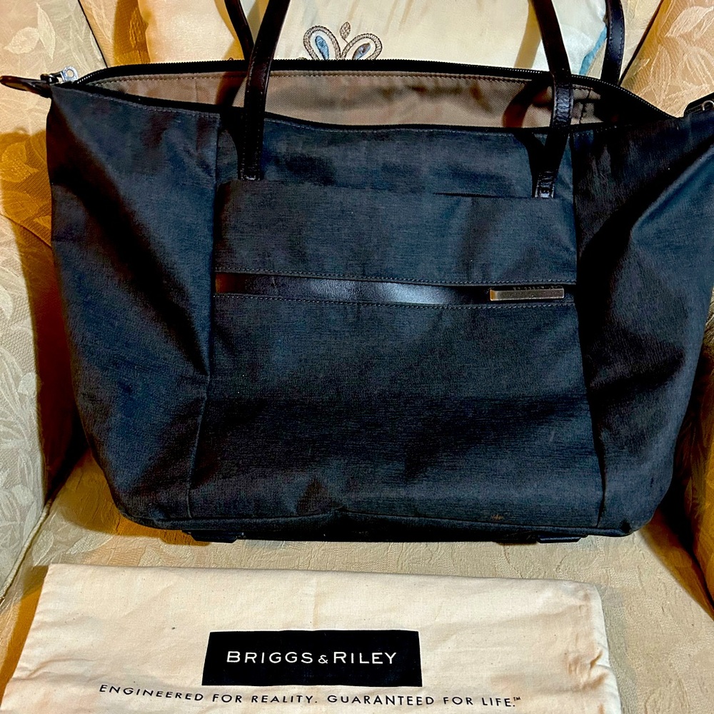 Briggs and Riley travel bag in excellent condition. Lifetime replacement.